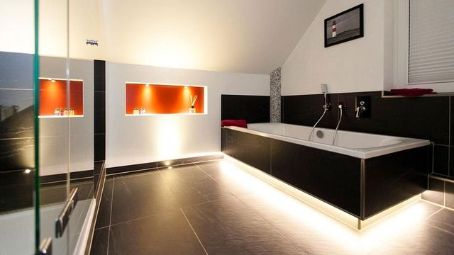 Elegantes Badezimmer mit freistehender Badewanne
